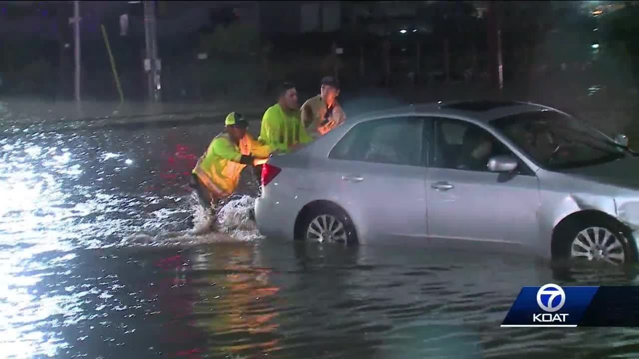 Albuquerque drying out after flash flooding strands cars - YouTube
