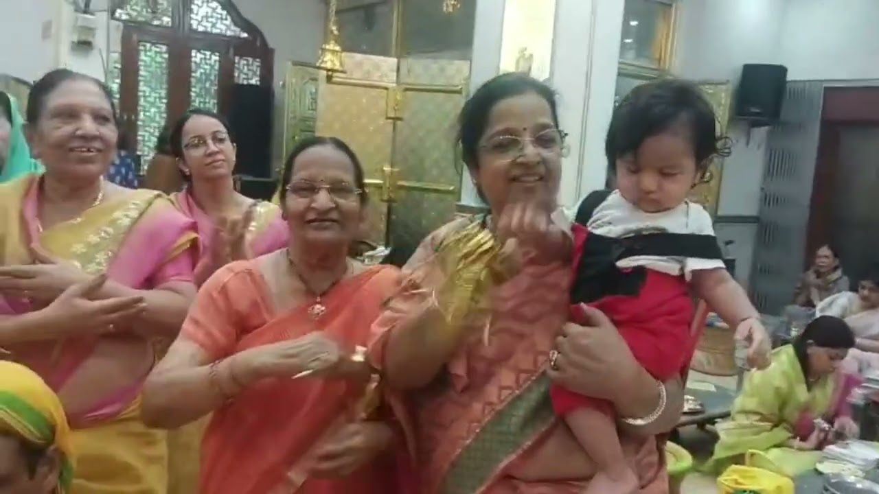 दशलक्षण पर्व के अवसर पर प्रभु के समक्ष नृत्य कर भक्ति करते हुए पीतमपुरा जैन समाज