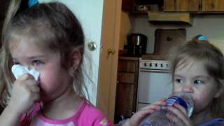 girls kissing.AVI
