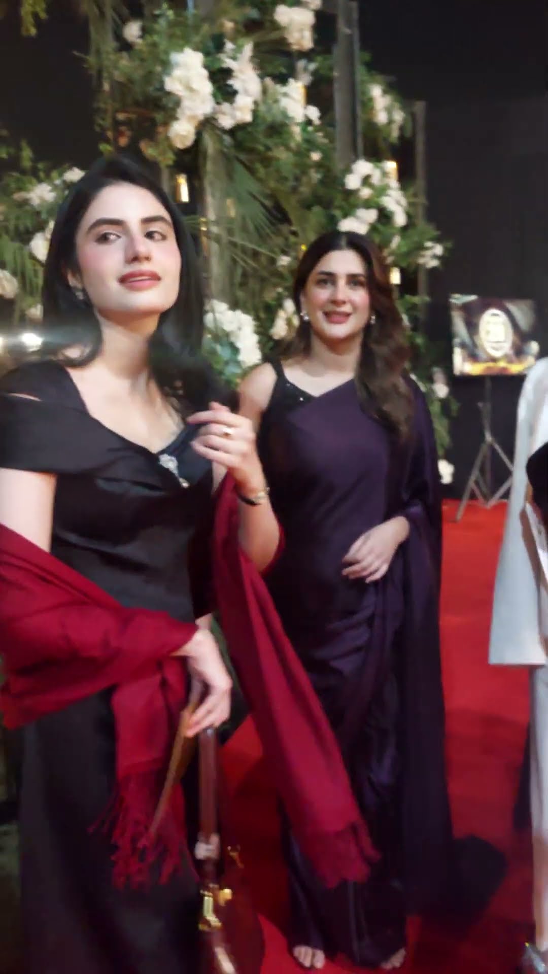 Kubra Khan graces the red carpet in celebration of 20 years of HUM TV magic #20YearsOfMagic