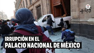 Manifestantes de Ayotzinapa derribaron la puerta del Palacio Presidencial en México | El Espectador