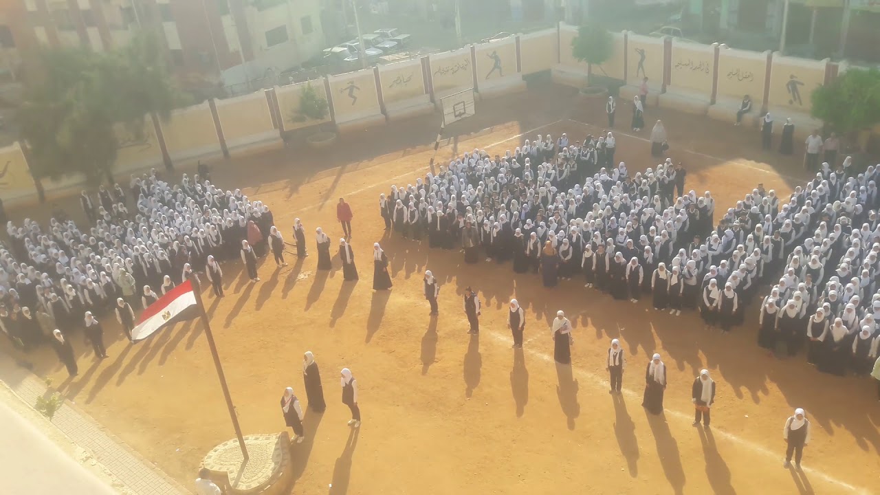 مدرسه التجاره الثانويه بنات بأسيوط(تحيه العلم )