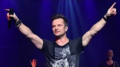 David Hallyday :  Laeticia créé la surprise en postant un cliché à ses côtés, Smet sur la touche. thumbnail