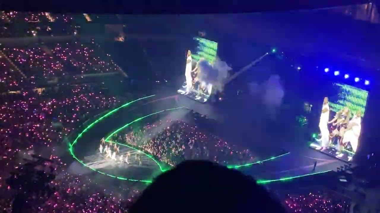 Lisa- Thunder & FUTW- BLACKPINK DEADLINE 2025 Sofi Stadium (7/12/25)