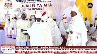 Maaskofu wakimpa zawadi zao Askofu Filbert Mhasi, wakati wa Maadhimisho ya Miaka 25 ya Upadre wake.