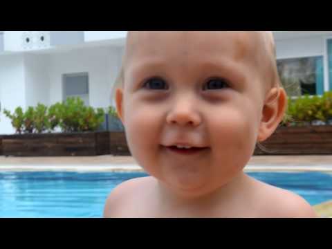 Дети в бассейне. Малыш в ластах Не хочет плавать. Kids swimming in the pool