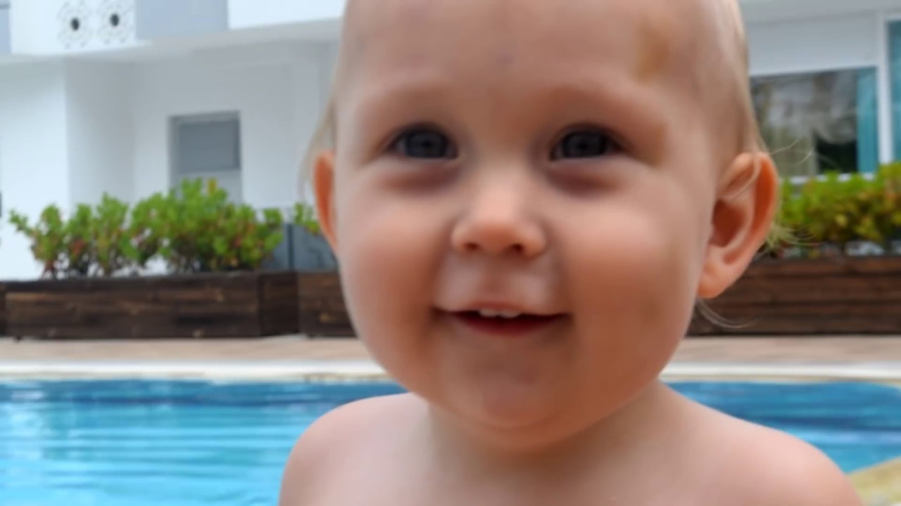 Дети в бассейне. Малыш  в ластах Не хочет плавать. Kids swimming in the pool