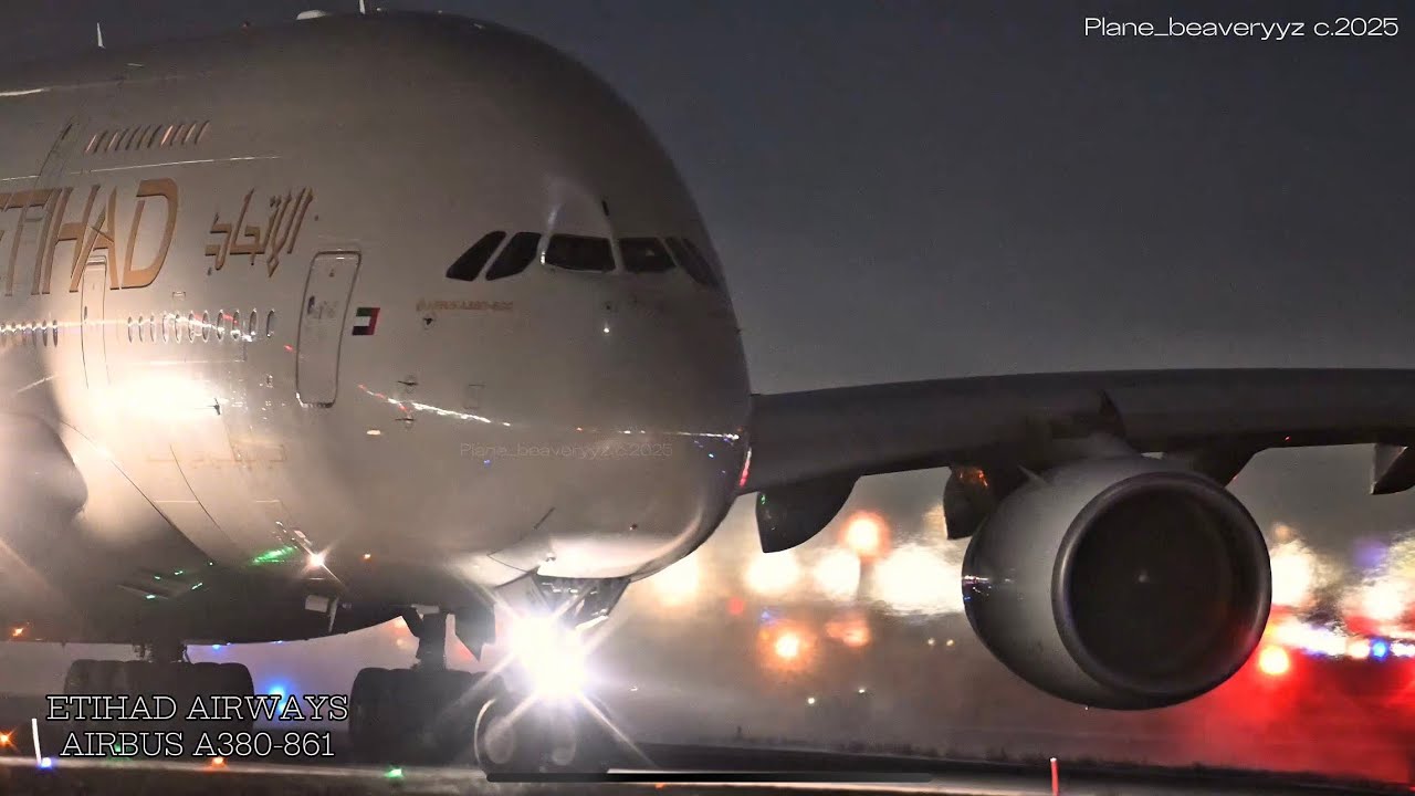 Rare A380 night departure with a light salute 🫡 from the cockpit @etihad 