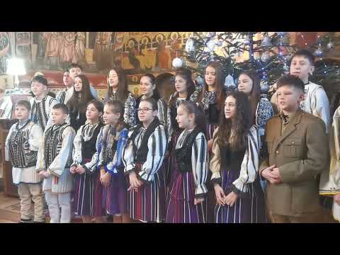 Monitorul de Făgăraș: Colindători la Biserica din Rucăr