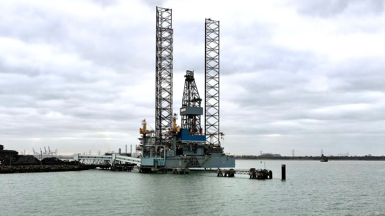 BASS FISHING ON A KAYAK UNDER A UK OIL RIG! isle of sheppey uk sea ...