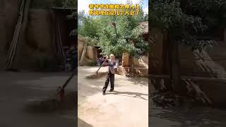 Дедушка работает с двухзвенным цепом (эрззыгунь). #kungfu #кунфу #кунфу #martialarts #karate