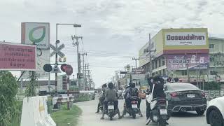 จุดตัดทางรถไฟถนนห้วยใหญ่ จังหวัดชลบุรีรถธรรมดาที่ 284 จุกเสม็ด-กรุงเทพฯBy น้องอู๋พาดูรถไฟ