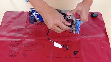 Lenovo ThinkSystem V3 2U server installing a serial port module