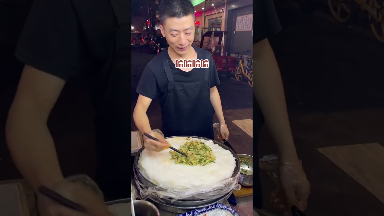 夜市里的特色裹凉皮！！小哥说从小吃到大超级爱吃！！