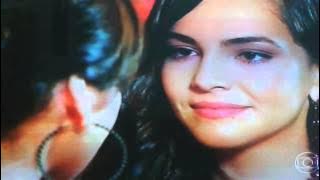 Marina e Clara se beijando