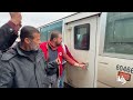 الصليب الأحمر ينقل 5 معتقلين لمستشفى الأقصى في قطاع غزة بعد الإفراج عنهم من سجون الاحتلال الإسرائيلي