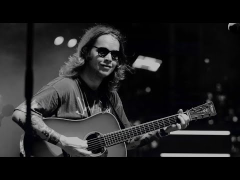 Смотреть клип Billy Strings - On The Road Again