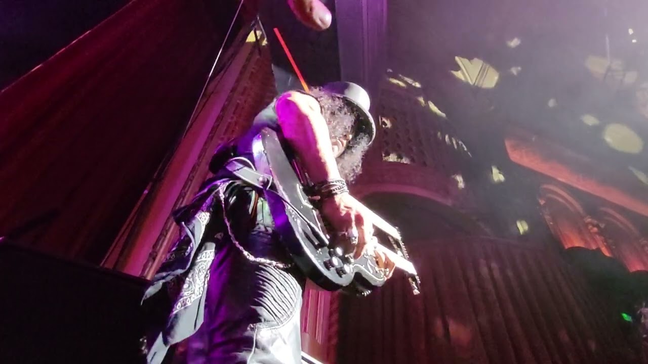 Slash and co performing The One You Loved Is Gone featuring an epic 4 minute + solo! #guitar #slash