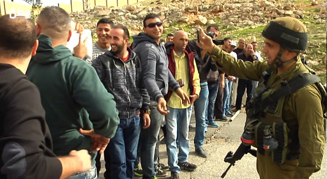 قوات الاحتلال تنصب حاجزاً على مدخل 