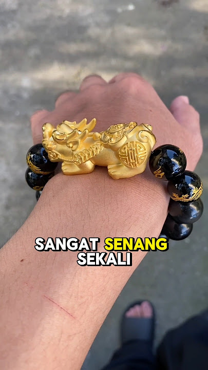 Buying a gold bracelet for her friend 🗿