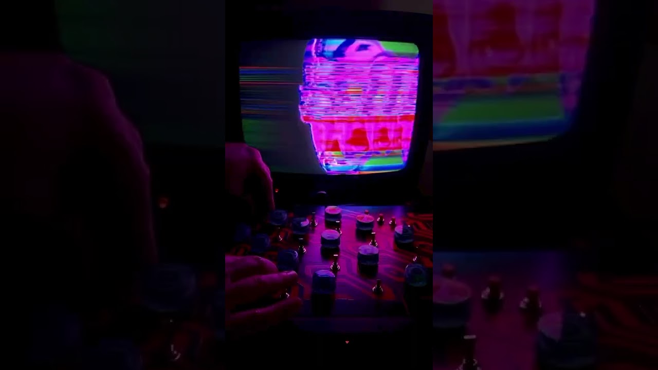 ⚡️CHROMA CHRUSHER⚡️glitch video synthesizer madness - MEZKALIN