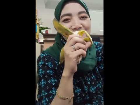 Jilbab Makan Pisang Mantap 