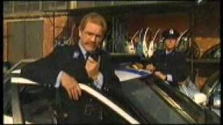 Typisch Chris - Commissaris Huygebaert Met De Arm Der Wet
