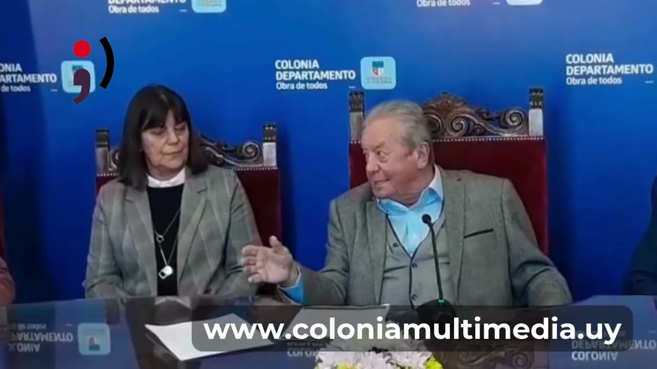 Dr. Carlos Moreira en firma de la compraventa del predio de la ex Sudamtex