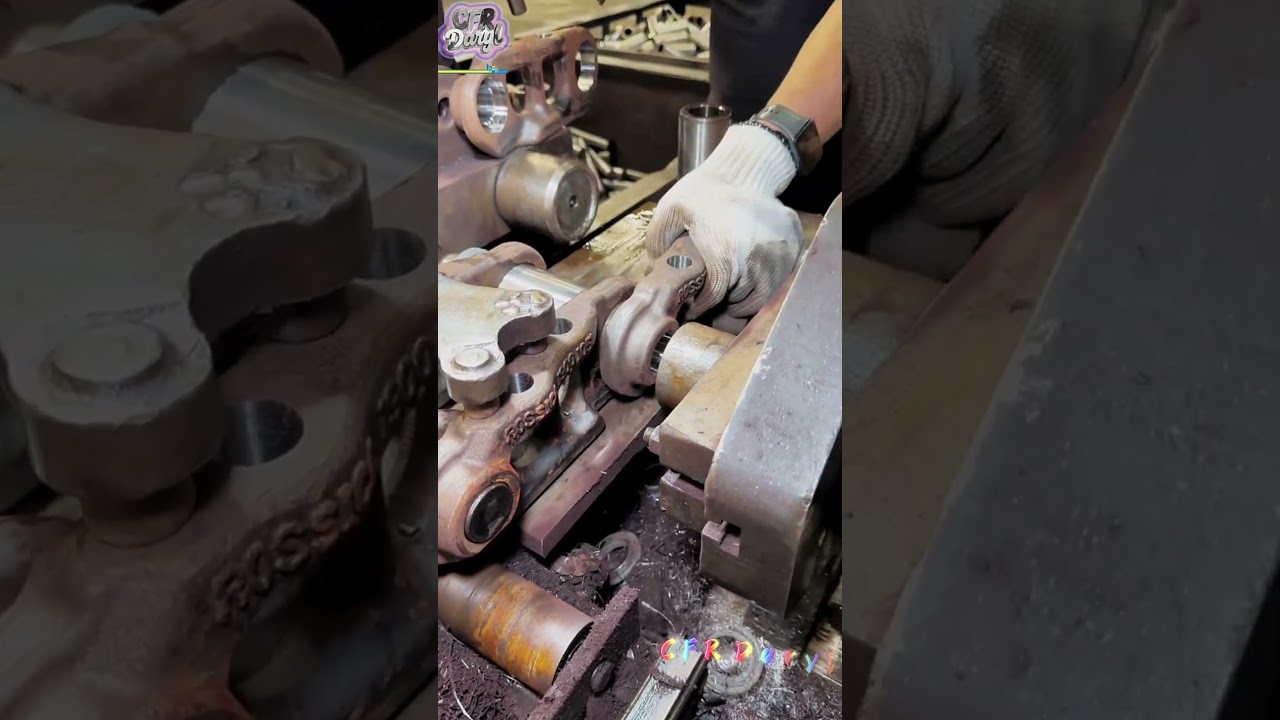 Excavator crawler drive chain assembly