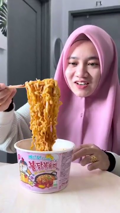 SEDAPNYA MAKAN RAMEN.