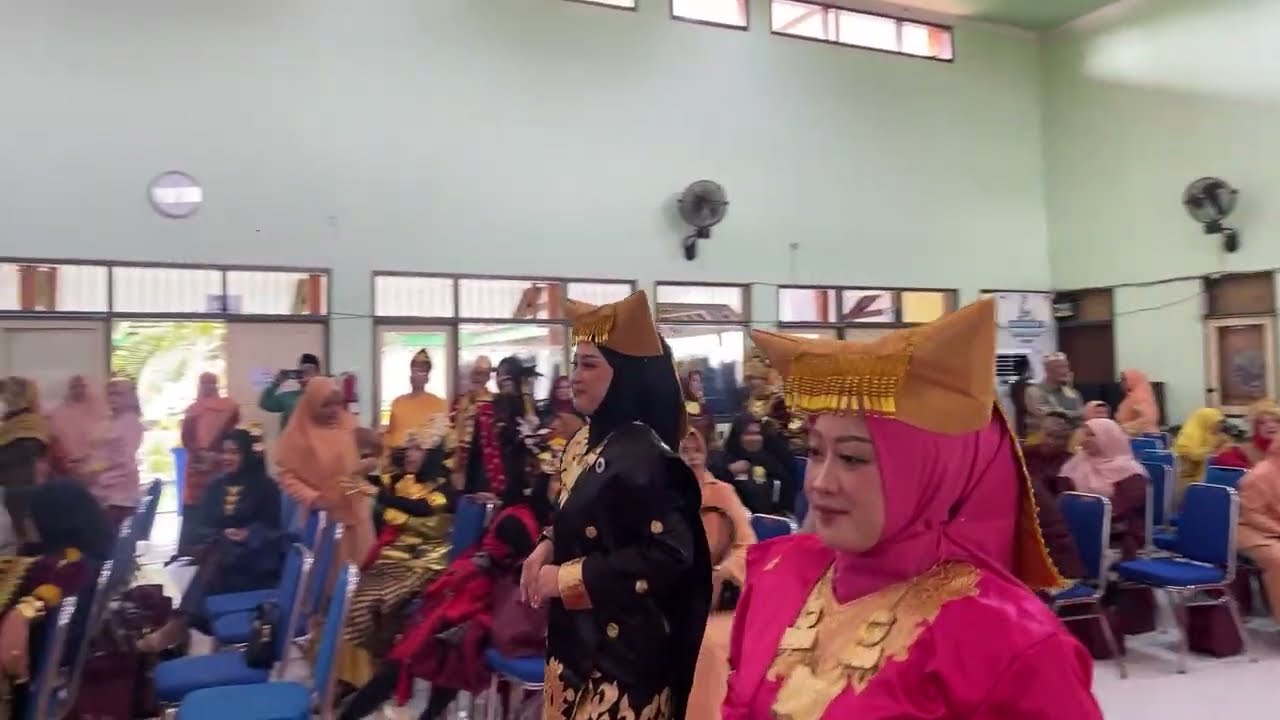 Fashion Show Ibu-ibu Ketua Dharma Wanita Persatuan SMA/SMK/PK-PLK DWP Cabdindik Jember 2025