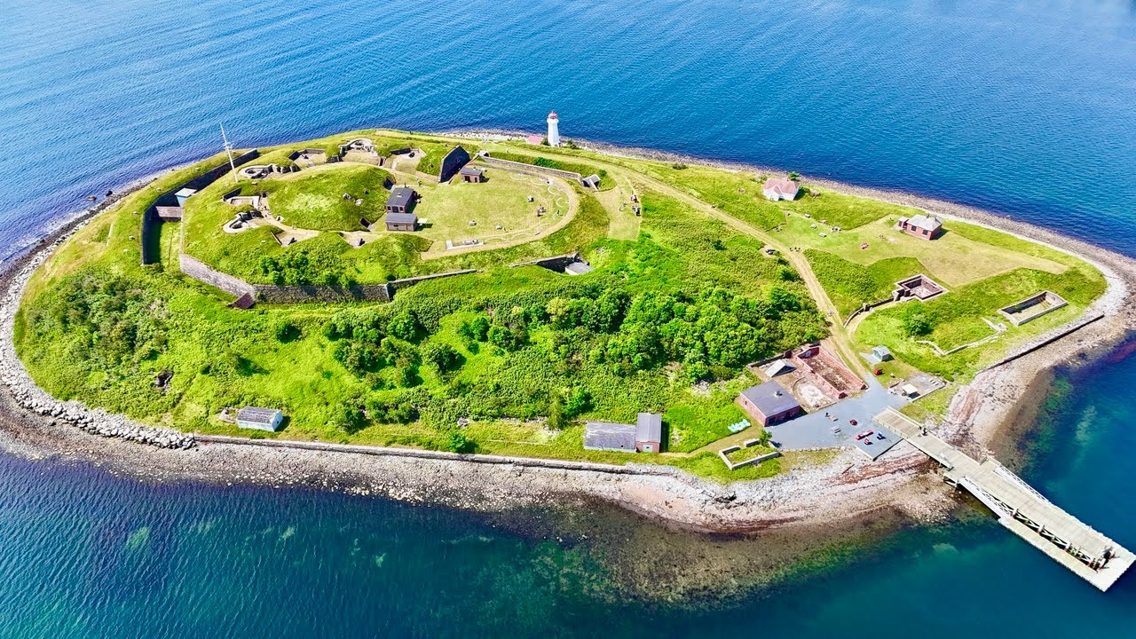 Exploring ABANDONED Fort Charlotte on Georges Island (Halifax, NS, Canada)