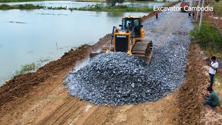 Powerful SHANTUI Dozer Spreading Stone Making Foundation New Road And Long Truck Unloading Stone