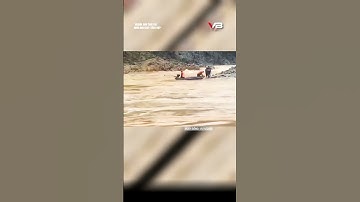 Video dùng thuyền giải cứu 2 người mắc kẹt giữa dòng lũ trên sông đăk mi
