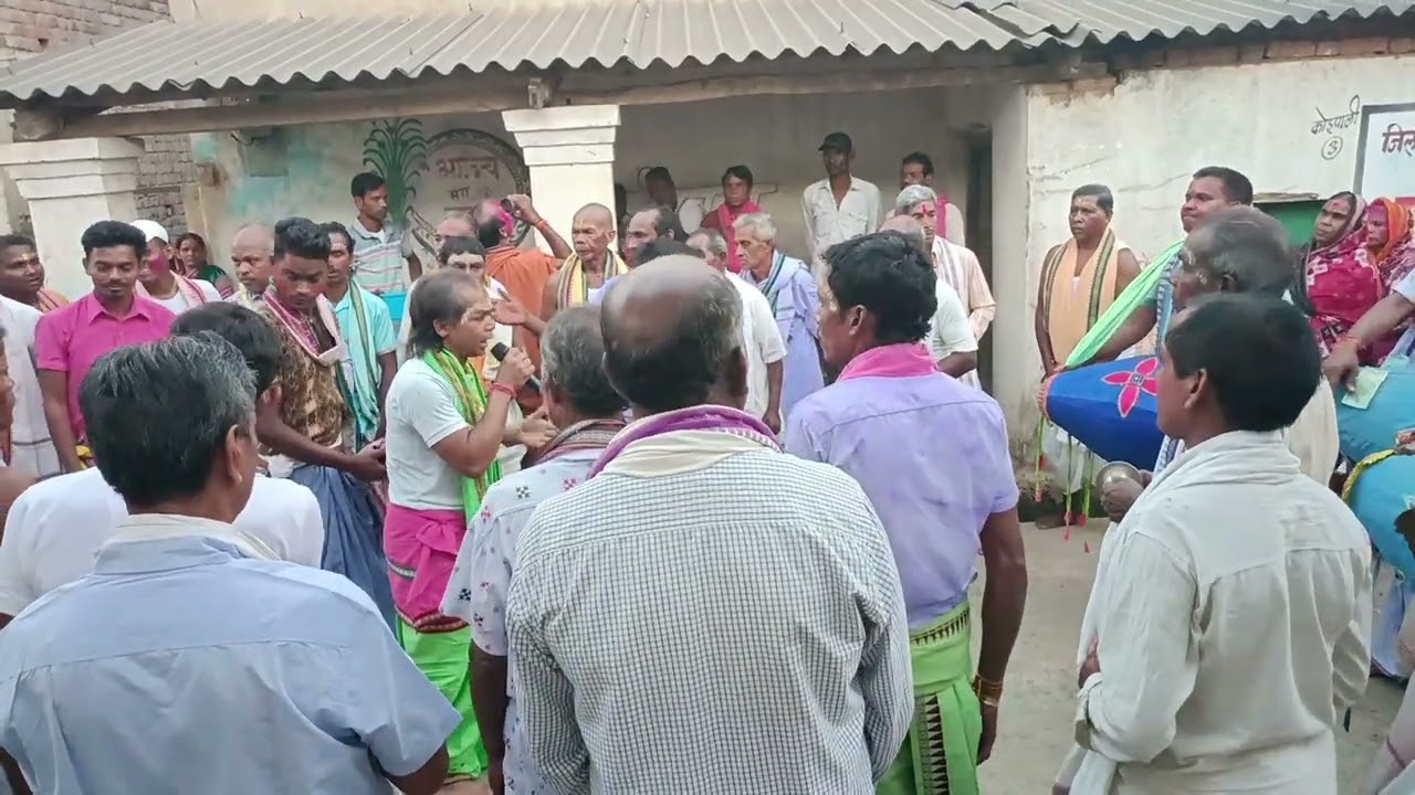 नाम कीर्तन भक्ति संगीत का एक रूप है जिसमें भगवान के नाम का बार-बार जप और गायन किया जाता है।