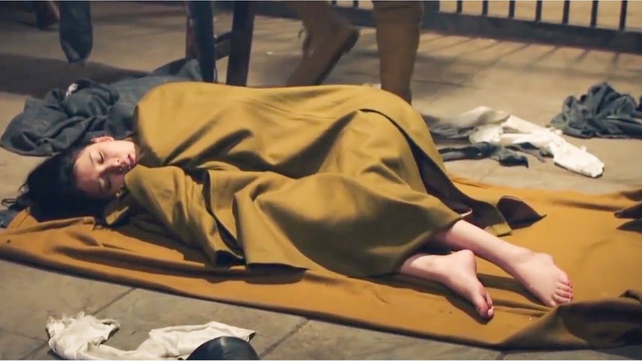 日軍在獄中欺負少女，怎料共軍士兵早已出發營救，全殲所有敵人救了她！