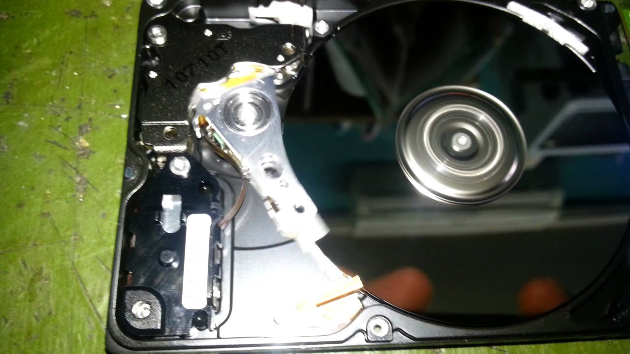 Почему включается жесткий диск. Щелкает жесткий диск. Интегральная схема жесткого диска. Диск, ссд, жесткий диск. Головка считывающая диск.