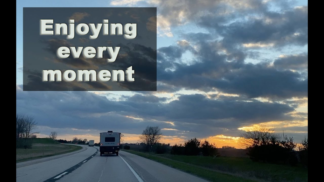 Moochdocking in Kansas with friends//FULL TIME RV LIFE finding beauty everywhere we go