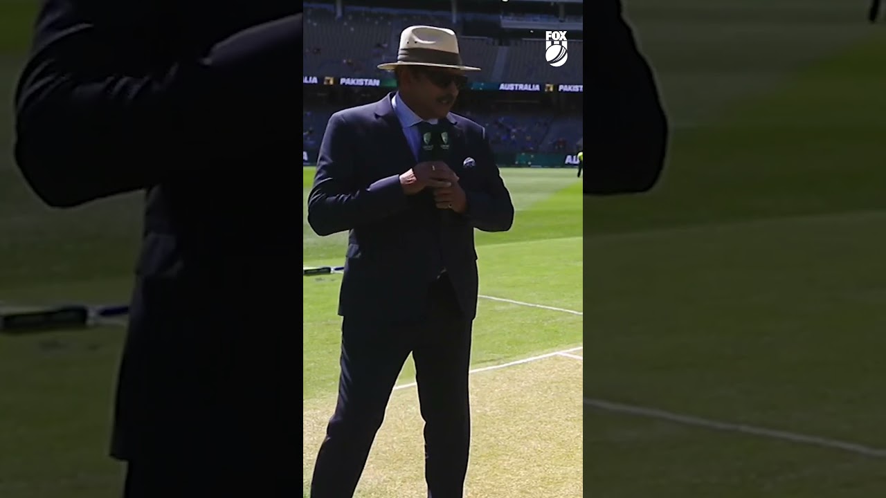 No one does the toss of the coin like the great Ravi Shastri 🤣 