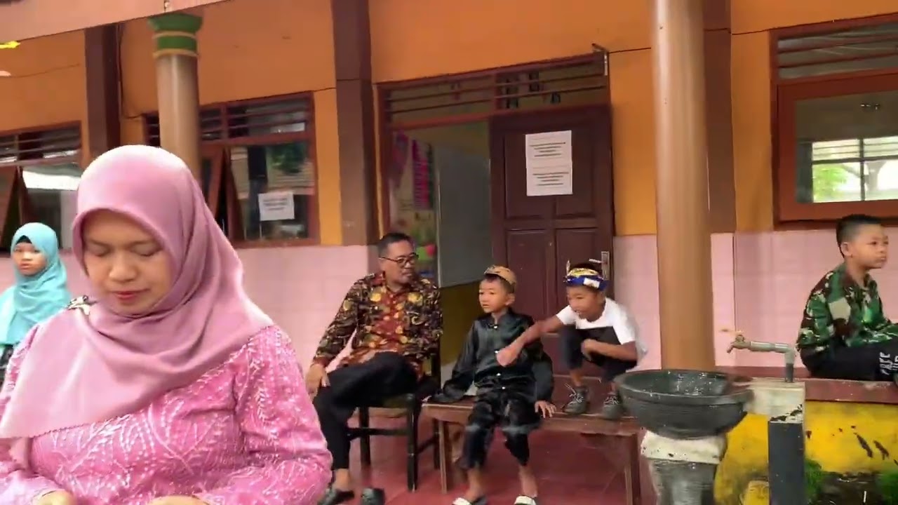 KEGIATAN SDN 1 DONOWARIH  DI HARI PAHLAWAN
