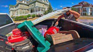 картинка: День мусора в богатом районе. БЕСПЛАТНЫЕ ДЕНЬГИ на Peoples Curb.
