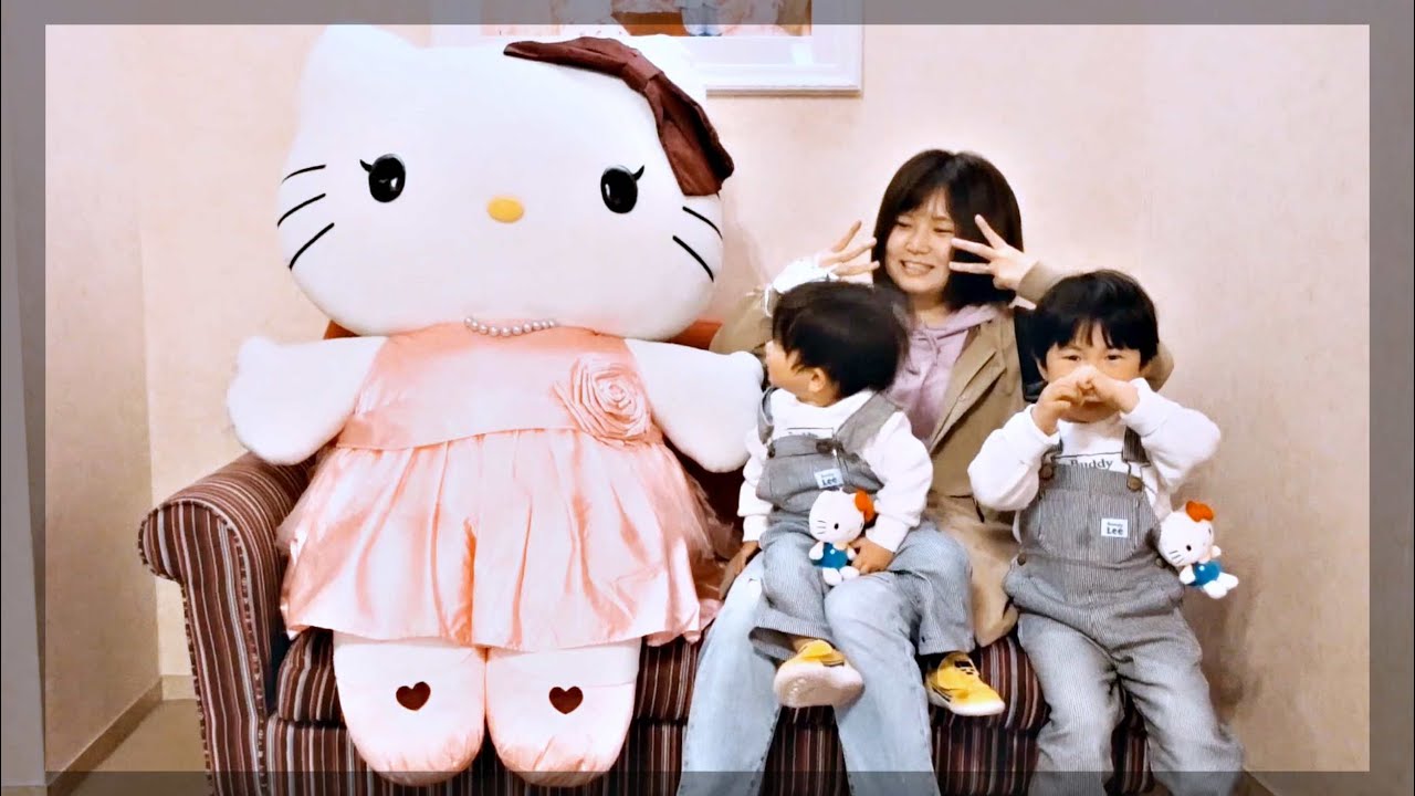 キティーちゃんホテルのロビーで楽しむ親子