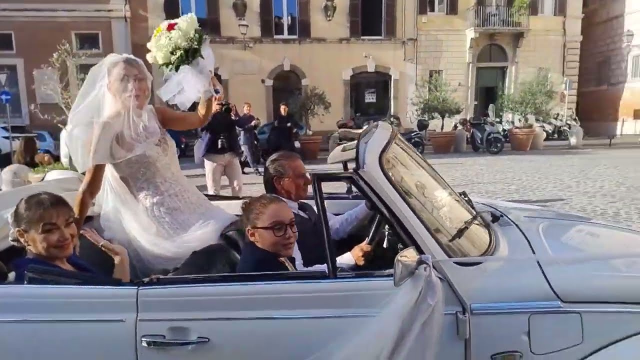 Arriva la Sposa Alma Manera in chiesa San Salvatore in Lauro