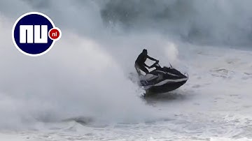 Jetskiër voert spectaculaire reddingsactie uit in zee bij Portugal