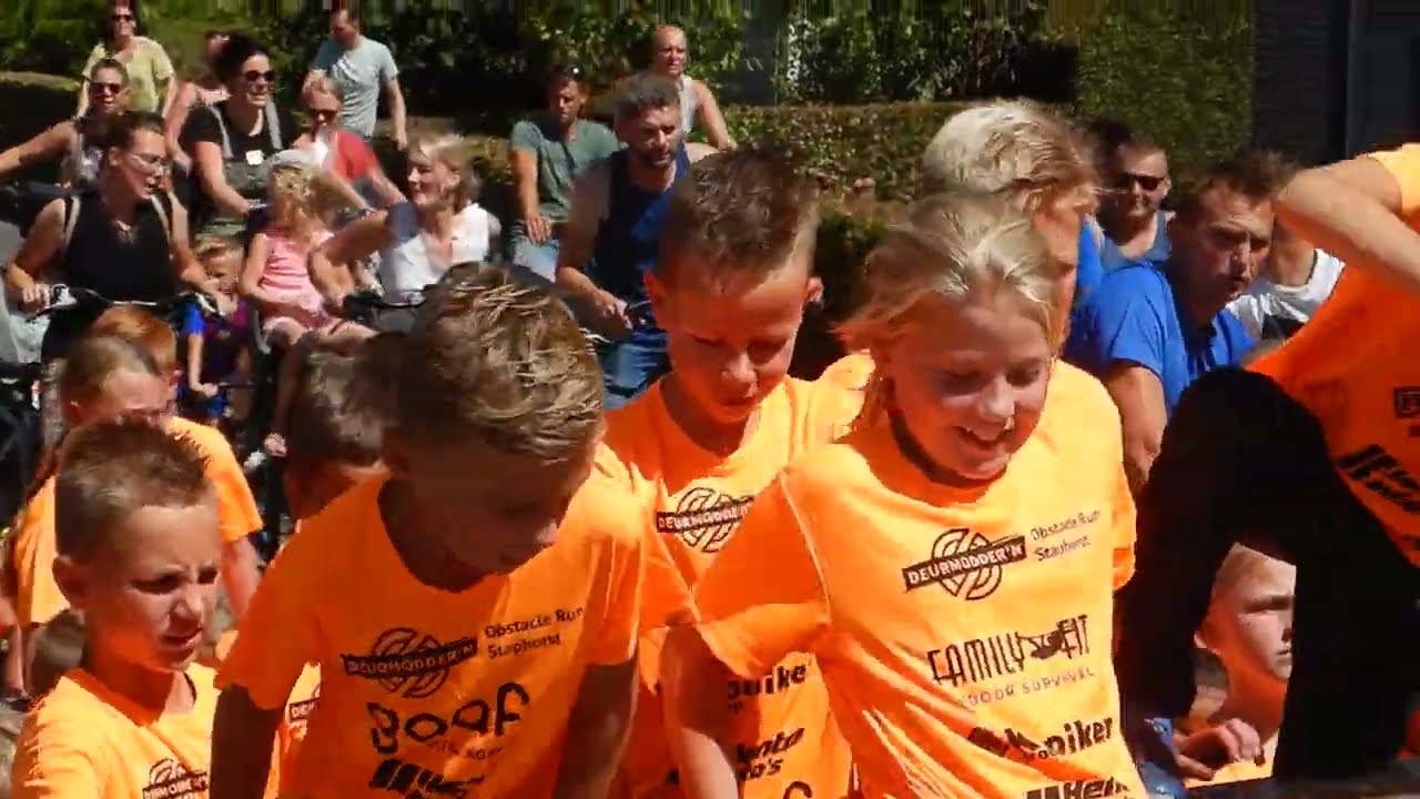 250 kinderen doorworstelen Obstacle Run Staphorst 2022