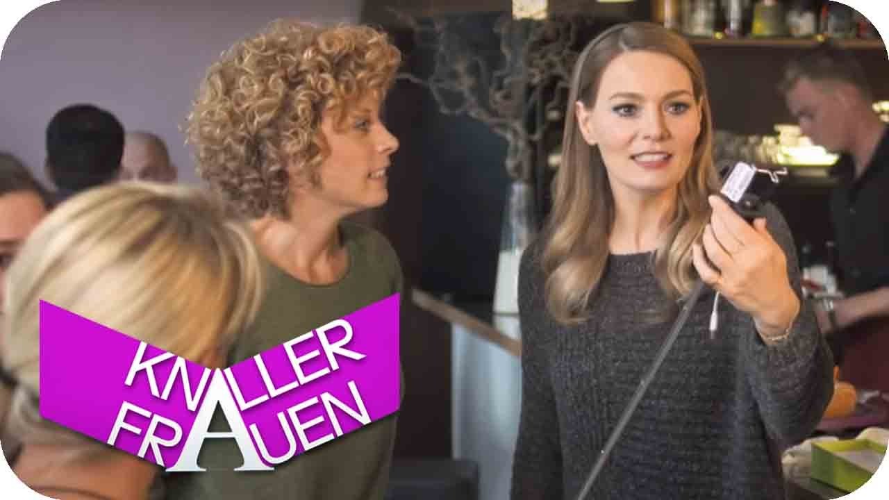 Der Selfie-Stick [subtitled] | Knallerfrauen mit Martina Hill