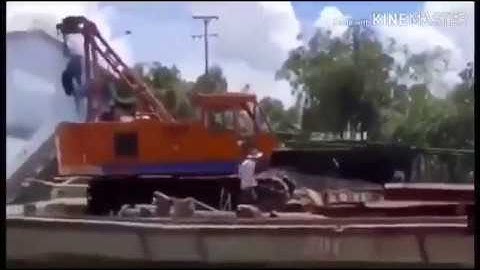 Cần cẩu bất ngờ gãy đôi khi đang cứu xe tải tại Đồng Tháp