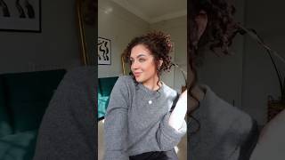 Cute curly hair updo using a French pin ! So quick and easy ✨ #curlyhairstyle #hairstyle #curly