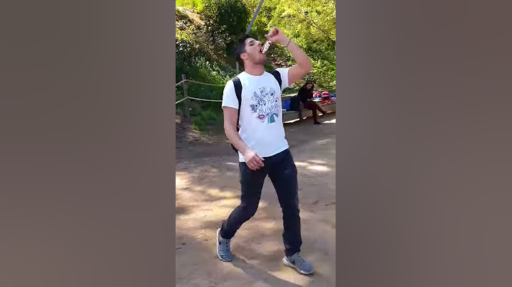 giurzo goes down the slide while eating a Calippo (Barcelona 2017)