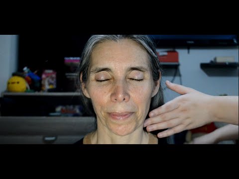 ASMR ME CEPILLAN MI CABELLO